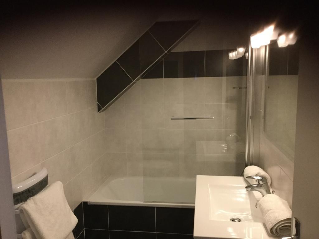 Hotel La Quebecoise 디난 외부 사진